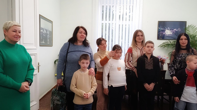 Глухівським дітям благодійники на Різдво надали освітні набори: що в них