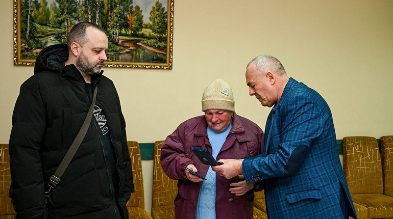 Відзнаку полеглого Героя Віталія Титаренка «Почесний громадянин Кагарличчини» вручили його матері