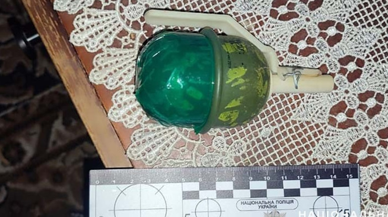 На Кременеччині жінка погрожувала сусідам підірвати гранату