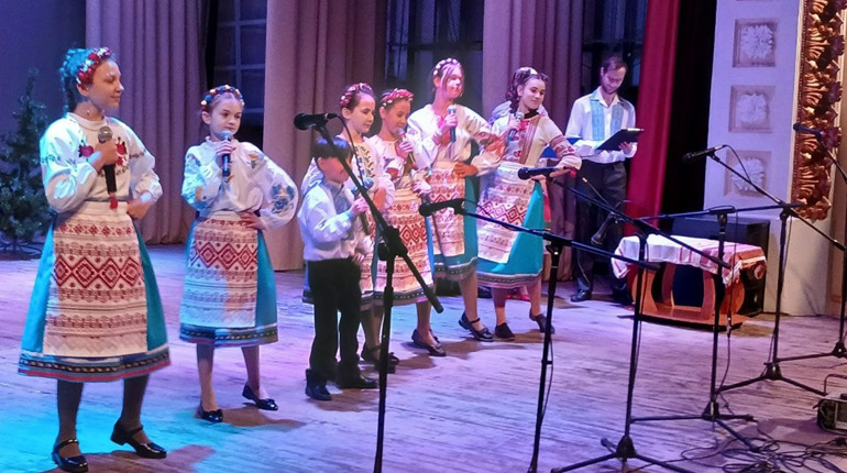 Кращі українські колядки на Різдво: «Червона калина» у Первомайську збирала донати на ЗСУ
