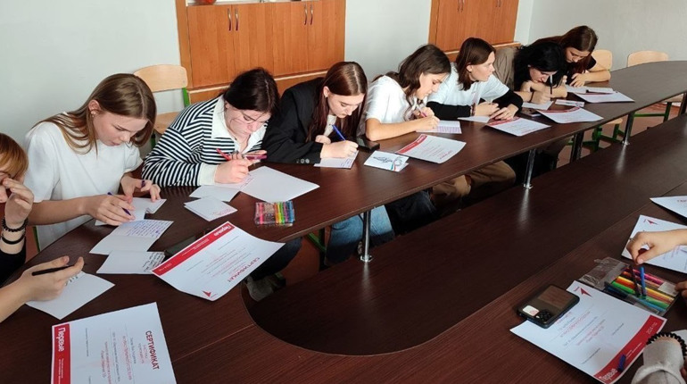 У Скадовську дітей змушують писати листи російським військовим