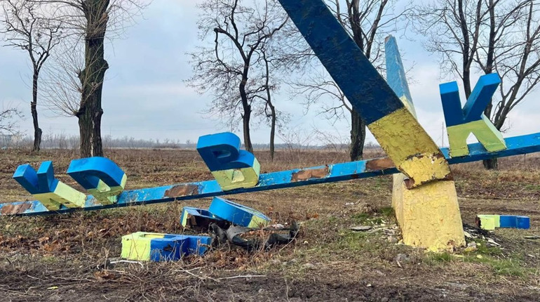Врятована літера зі стели Покровська стане музейним експонатом