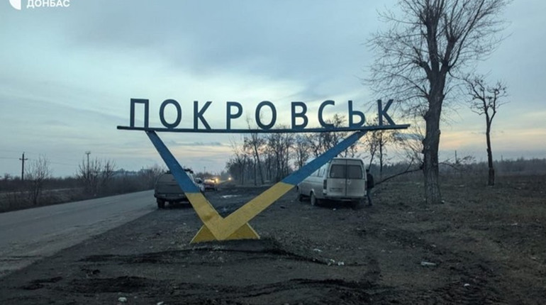 У прифронтовому Покровську за день відновили зруйновану стелу, викликавши обурення містян