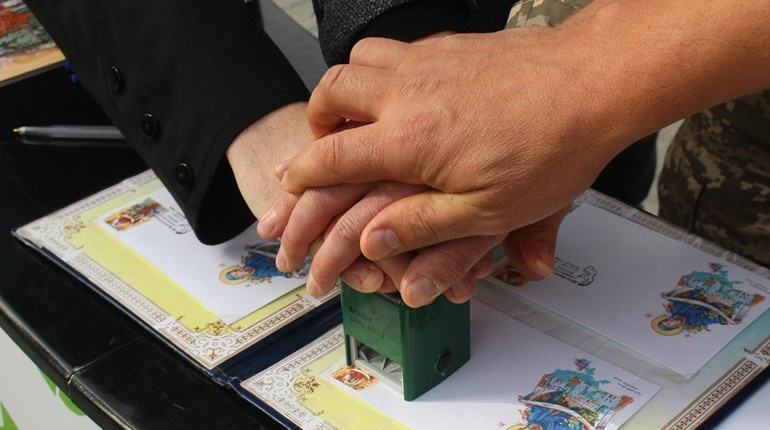 Захисники під Покровом Богородиці та Різдво: українці обрали найкращі марки 2024 року від Укрпошти