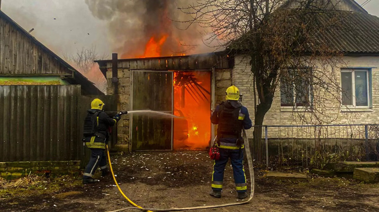 У Глухові горів гараж із авто всередині (ВІДЕО)