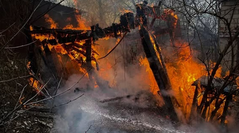 У Первомайську горіла господарча споруда — житловий будинок врятовано