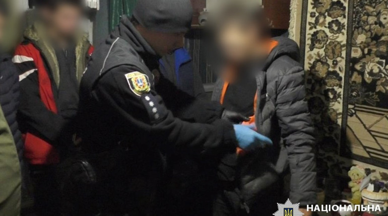 У Південному поліція викрила наркопритон у багатоквартирному будинку (ФОТО)