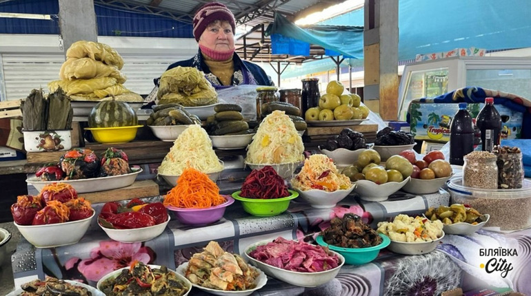 Ціни на ринку у Біляївці на початку року: овочі, фрукти, м'ясо, риба, молочка, соління. Фоторепортаж