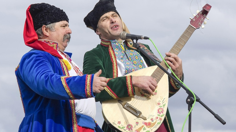 Порожній млин і без вітру меле. Добірка народних прислів'їв