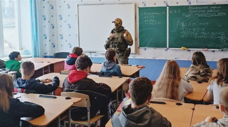 Окупанти змушують вчителів збирати інформацію про політичні погляди школярів на Херсонщині