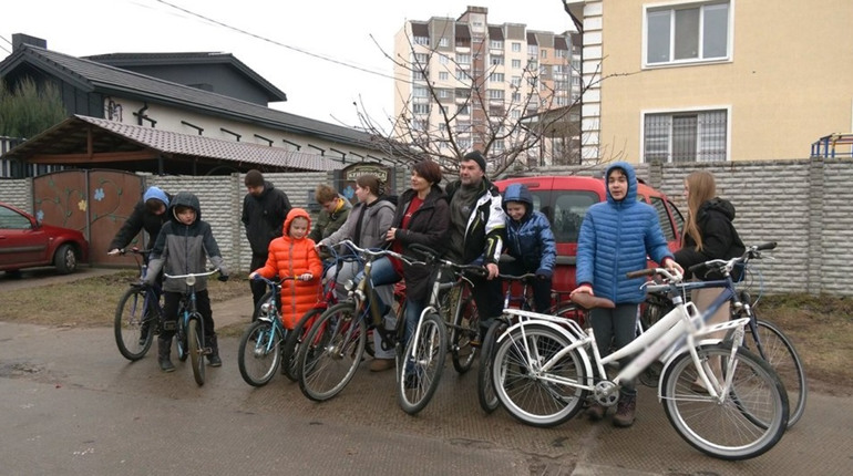 13 велосипедів для багатодітної родини. Чернігівські волонтери подарували радість дітям