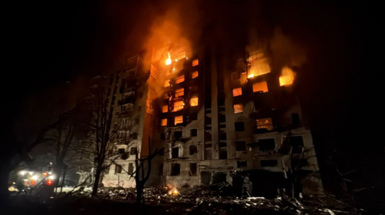 В центрі Покровська окупанти поцілили в багатоповерхівку. Рятувальники гасили пожежу під обстрілами