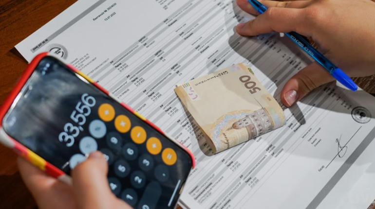Тарифи, субсидії, пенсії з 1 лютого: хто отримає знижку на світло та нову допомогу для ВПО