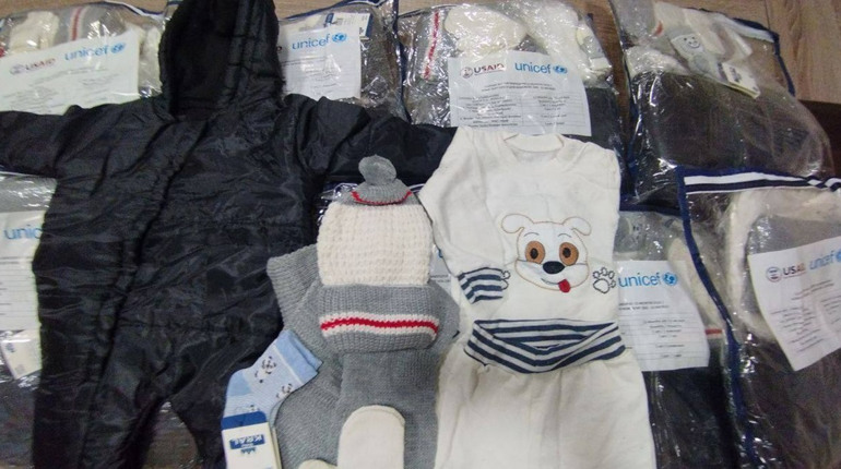 Допомога для херсонців: теплі комплекти одягу для немовлят від USAID у січні 2025 року