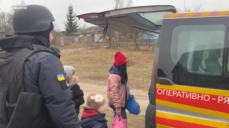 На Шосткинщині рятувальники евакуювали з прикордонної зони чотирьох дітей та їхню матір