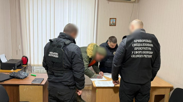За хабар допомагав ухилятися від мобілізації: експрацівник ТЦК Кривого Рогу отримав підозру