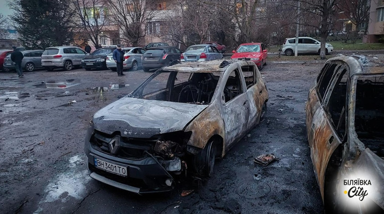 Одеса та район під атакою безпілотників: поранено четверо людей, постраждали будинки, авто