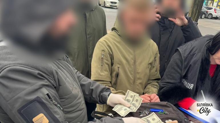 1000 доларів за фіктивну повістку: на Одещині затримали працівника районного ТЦК