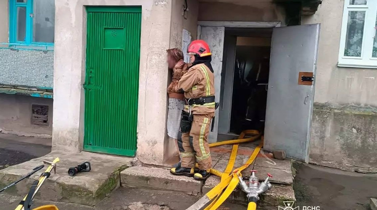 Пожежа в Жовтих Водах: рятувальники евакуювали жінку з опіками обличчя