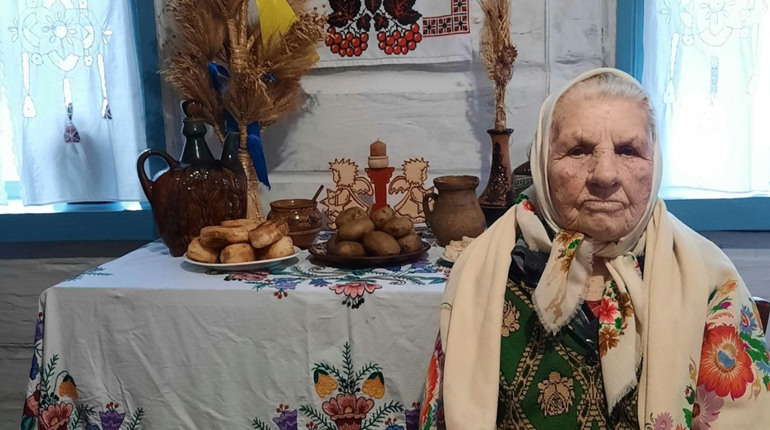 «Такі люди — наш скарб»: у 93 роки жителька Березівської громади виконує давні українські пісні