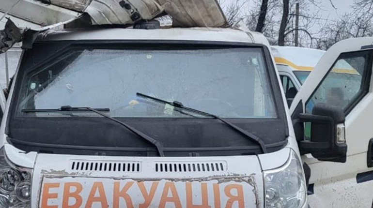 У Покровську під обстріл потрапили волонтери: поранено трьох людей, пошкоджено евакуаційне авто