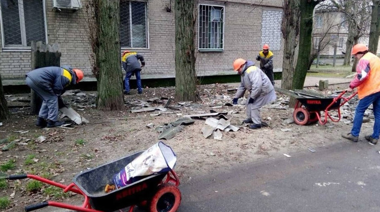 Комунальники Нікополя підтримують порядок у місті попри постійні обстріли