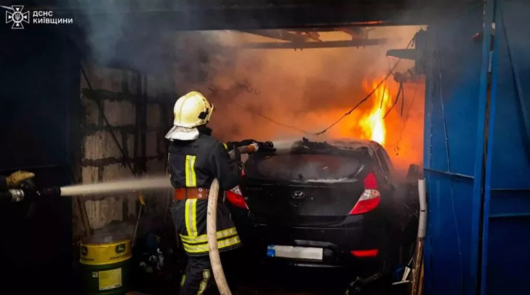 У Фастові вогнеборці ліквідували пожежу в гаражі та загоряння автомобіля