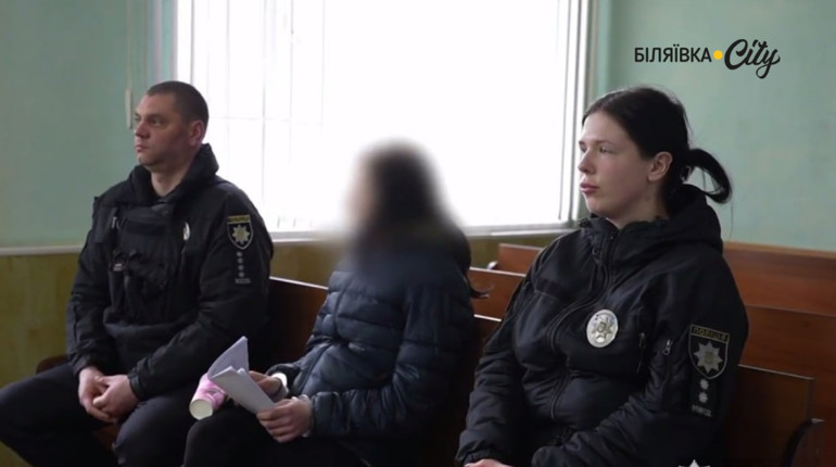 Залишили дитину з опіками помирати. Тіло поклали у морозилку: судитимуть матір та її співмешканця