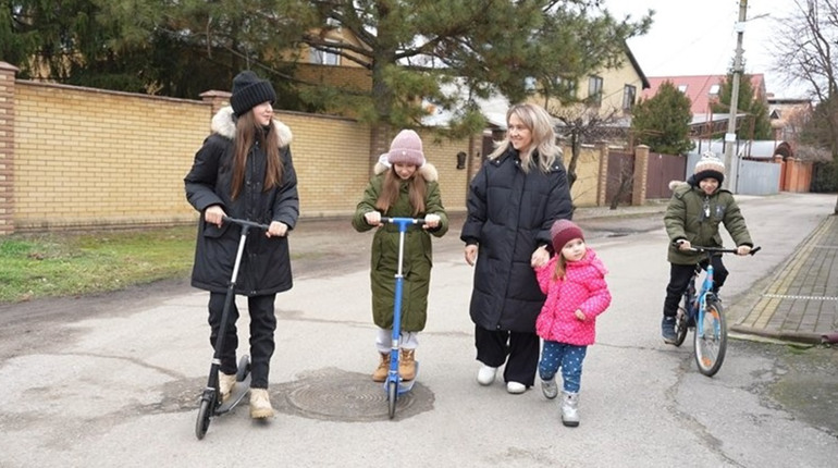 Встигли виїхати за три години до окупації: історія родини Савєнкових з міста Пологи