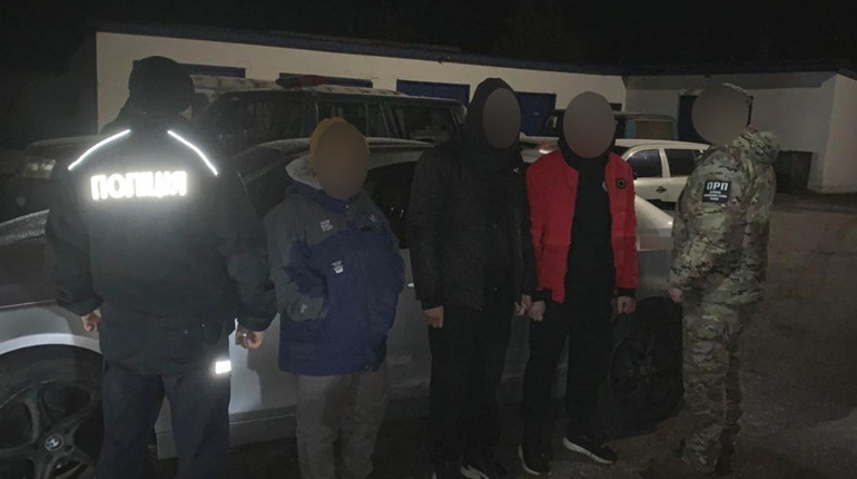 Трансфер за кордон — пʼять тисяч доларів: у Сарненському районі затримали трьох «ділків»