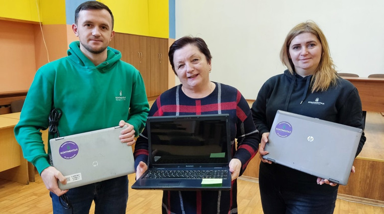 10 ноутбуків для Старокостянтинівської громади: кому передали техніку