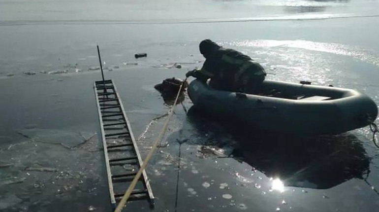 На Фастівщині рятувальники дістали з водойми тіло чоловіка