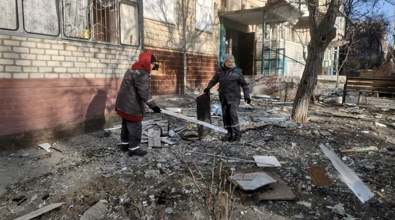 Комунальники Нікополя ліквідовують наслідки обстрілів та дбають про благоустрій міста