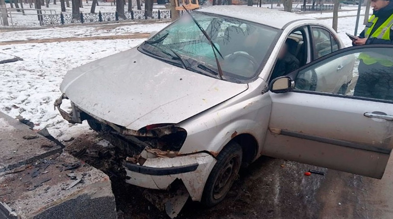 У Гадячі п’яний водій врізався у бетонні східці