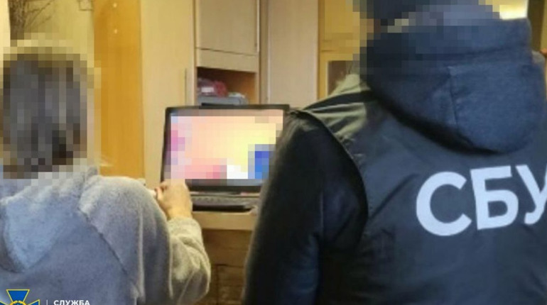 СБУ затримала колишню викладачку з Херсона: допомогла окупантам вивезти українських дітей до Криму
