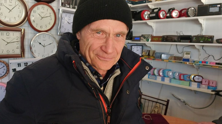 Той, хто лагодить час: історія годинникаря із Первомайська, який залишився вірним ремеслу