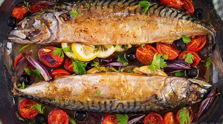 Рецепт смачної запеченої скумбрії з овочами