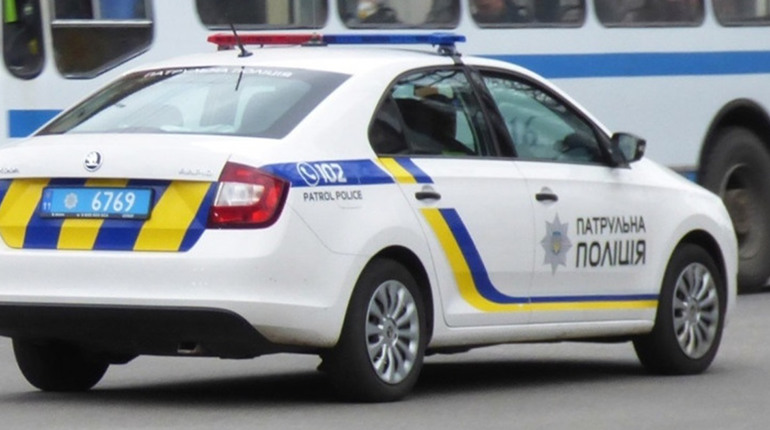 У Переяславі чоловік напідпитку в'їхав у дві машини біля сервісного центру: хроніка поліції