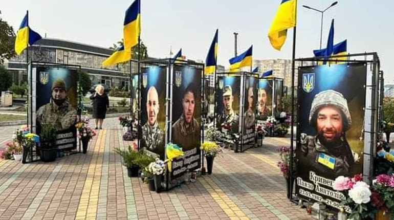 У Південному відкриють ще три конструкції зі світлинами загиблих воїнів на еспланаді пам'яті