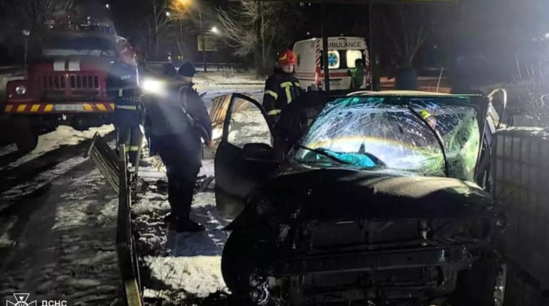 У Жовтих Водах автомобіль зіткнувся із конструкцією підземного переходу. Водія затисло в авто