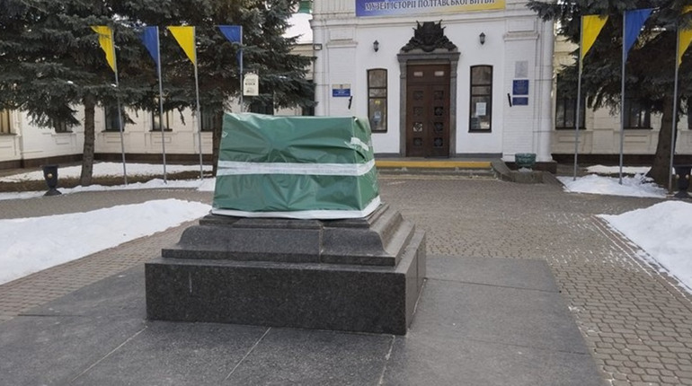 У Полтаві із публічного простору прибрали пам’ятник петру першому