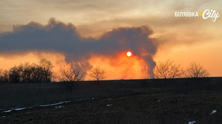 Плавні поруч з Біляївкою знову палали вогнем. Почалося сезонне спалювання очерету?