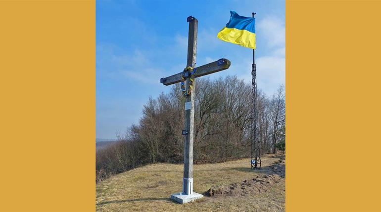 У Чорткові підсвітили хрест і прапор на горі Юрчинських