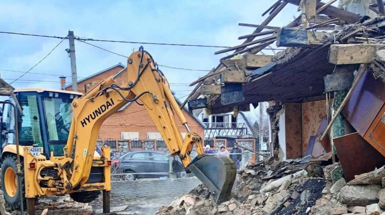 Комунальники Нікополя усувають наслідки обстрілів і облаштовують місто попри війну