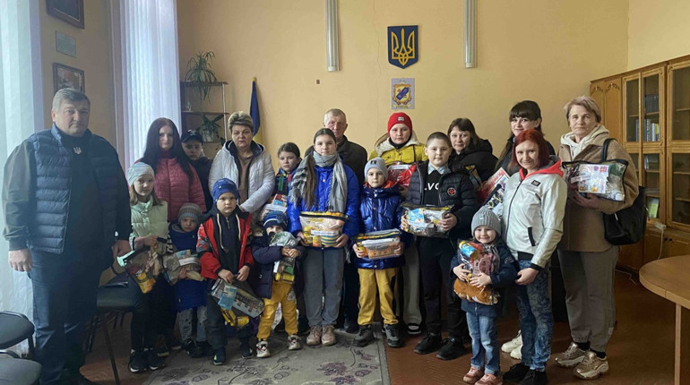 Діти Есманьської громади отримали подарунки від волонтерів
