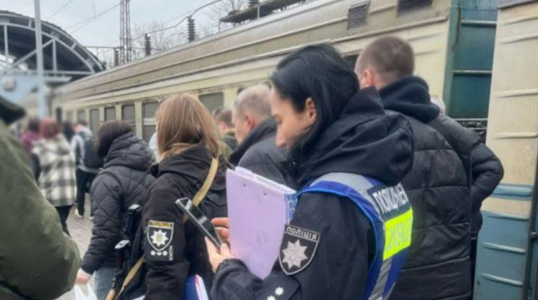 У Києві підліток виліз на електричку: його госпіталізували з важкими опіками