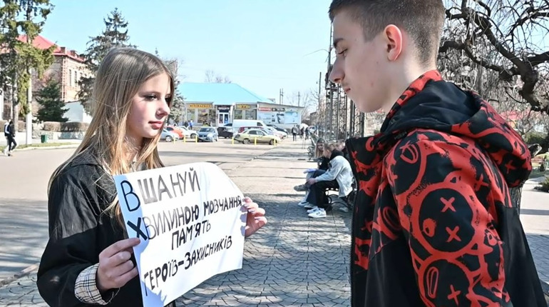 Зупинись на хвилину: у Кривому Озері молодь закликає щодня вшановувати пам'ять загиблих у війні