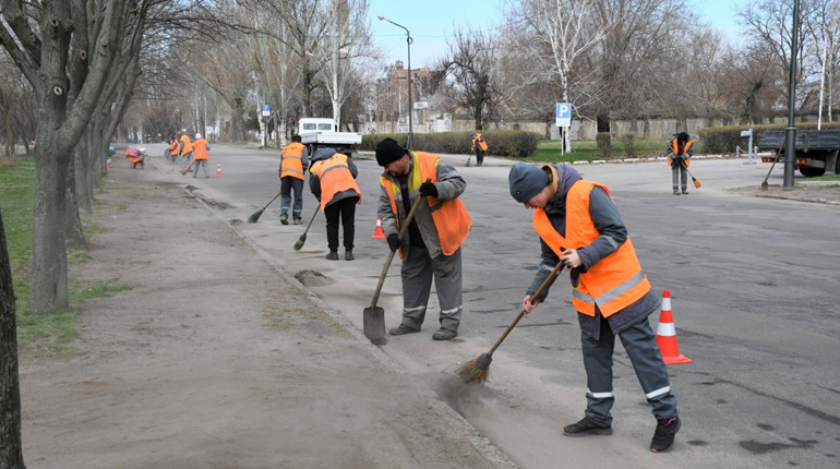 Попри обстріли: у Нікополі комунальники продовжують підтримувати місто в порядку