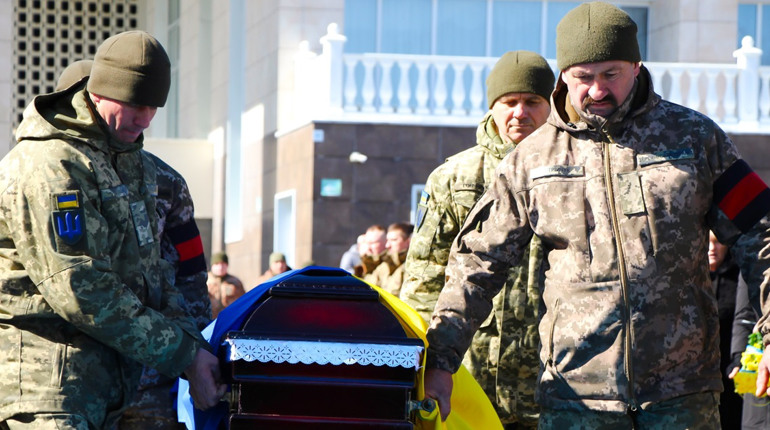 Повернувся на щиті: у Нетішині попрощалися із захисником Юрієм Бабійчуком
