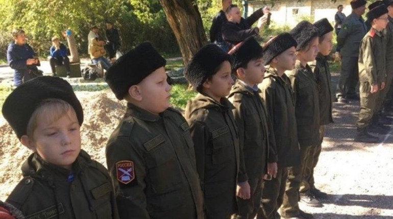 Окупанти запровадили у Мелітополі військовий вишкіл для школярів